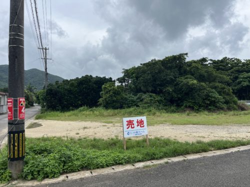 伊原間（明石地区）売地１９３坪☆集落内にあり明石ビーチまで徒歩圏内。四方路地で資産性が高く、どの面からも出入りができる大変便利な土地です。