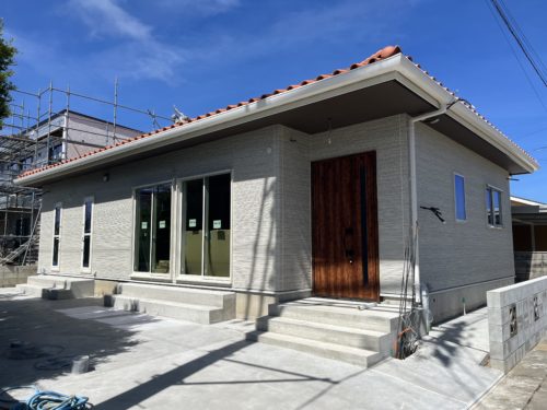 ☆平得新築木造住宅☆全居室収納バッチリ！LDK広々20帖で広く空間をご活用いただけます。大通りから奥まった住まいは、車や人通りも気にならずプライバシーの確保された住空間を保つことができます。